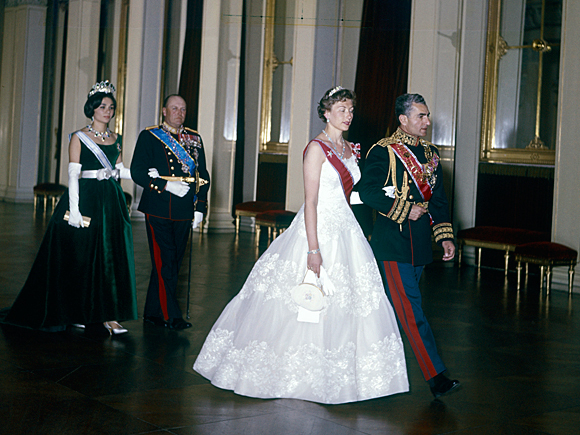 Prinsesse Astrid med Sjahen av Persia på vei inn til gallamiddag under statsbesøket i 1961. Bak følger Kong Olav og Dronning Farah Diba. Foto: NTB 